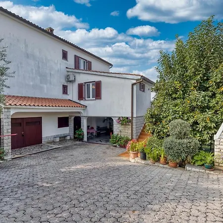 Apartament Maya *